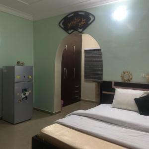 阿布贾Health Plaza Abuja的卧室配有一张床,墙上设有拱门
