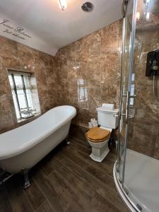 奥尔顿The Bridge House Restaurant and Hotel的带浴缸、卫生间和淋浴的浴室。