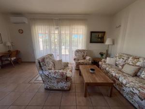 干尼亚Primavera Retreat的客厅配有两张沙发和一张咖啡桌
