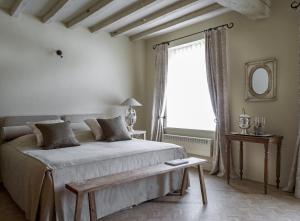 Vollezele斯皮林住宿加早餐旅馆的一间卧室设有一张大床和一个窗户。