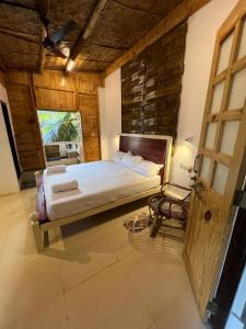 卡纳科纳Jeet Hostel & Rooms的一间卧室设有一张大床和一个窗户。