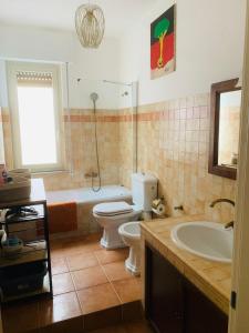 马尔扎梅米Casa Franca a Marzamemi的浴室配有卫生间、盥洗盆和浴缸。