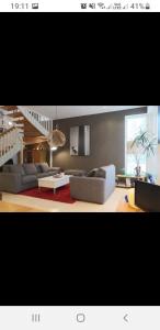 皮耶塔尔萨里Cozy Apartment In Pietarsaari的客厅设有两张沙发和一个楼梯