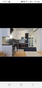 皮耶塔尔萨里Cozy Apartment In Pietarsaari的一间厨房,配有不锈钢用具和黑白