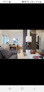 皮耶塔尔萨里Cozy Apartment In Pietarsaari的带沙发和壁炉的客厅