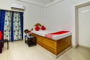HājīpurOYO Flagship Mamta Hotel的卧室配有一张床