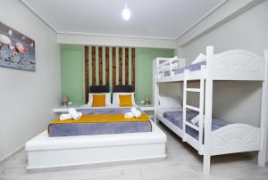 伏罗拉Guest House Narta的一间卧室配有两张双层床和两张双层床。