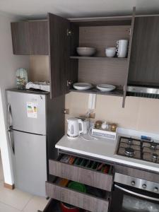 伊基克Azul 1的厨房配有白色冰箱和炉灶。