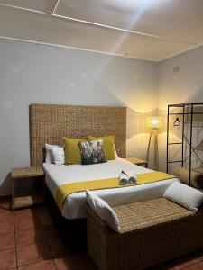 帕拉博鲁瓦波塔贝罗住宿加早餐酒店的一间卧室配有一张大床和一盏灯