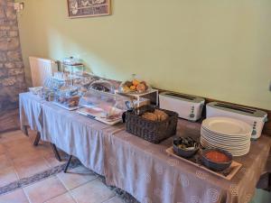 博比亚达里巴雷克萨库乡村酒店的一张桌子,上面有蓝色桌布,上面有食物