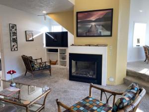 新港海星角公寓式酒店的客厅设有壁炉和电视。