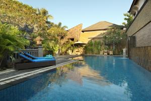 吉利特拉旺安Vamana Resort - CHSE Certified的房屋中间的游泳池
