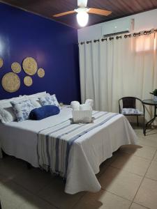 拉巴拉德纳圣米格尔Casa Meu Cantinho的一间卧室设有一张蓝色墙壁的大床