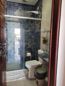 拉巴拉德纳圣米格尔Casa Meu Cantinho的蓝色瓷砖浴室设有卫生间和淋浴。