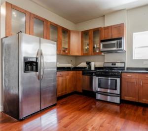 芝加哥Modern Belden的厨房配有不锈钢用具和木柜