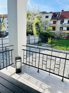 班斯卡-比斯特里察Apartment Riviéra Centrum, private parking and smart check in的阳台设有长凳,享有公园的景致。