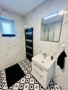 班斯卡-比斯特里察Apartment Riviéra Centrum, private parking and smart check in的浴室设有白色水槽和镜子