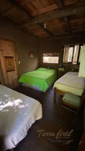 圣安娜Eco Posada Tierra Fértil的小屋内带两张床的房间