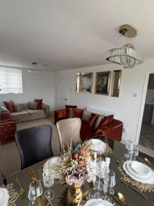 巴恩斯特珀尔Elegant House的客厅配有桌子和沙发