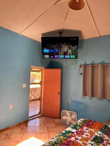 穆莱赫Casa Luna的卧室配有一张床,墙上配有电视。
