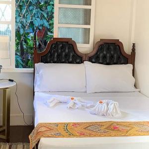 马尼拉Courtyard Hotel的一间卧室配有一张床,上面有两条毛巾