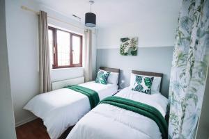 切森特Willowdene Wonder - Corporates & Contractors的带窗户的客房内设有两张单人床。