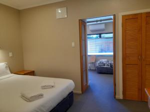 图朗伊Tongariro Junction Accommodation的酒店客房设有床和窗户。