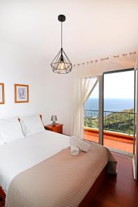 卡尼索Vista Reis Magos的一间卧室设有两张床和大窗户