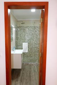 卡尼索Vista Reis Magos的浴室配有白色水槽和淋浴。