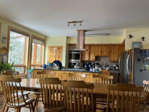 Coleman纽约小溪住宿加早餐旅馆的厨房配有木桌和冰箱。