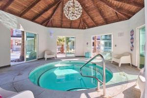 沙漠温泉阿夸索雷矿泉Spa酒店的一座带热水浴池的室内游泳池