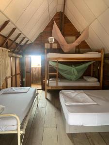 RincónSauka Loft的房屋内带两张双层床的客房