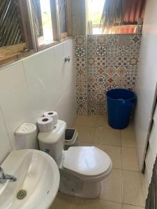 RincónSauka Loft的一间带卫生间和水槽的浴室