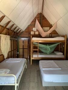 RincónSauka Loft的房屋内带两张双层床的客房