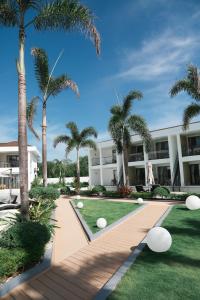 邦劳Willander Resort的棕榈树庭院和建筑