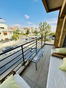 安曼Abdoun Place的阳台设有两张床,享有街道的景色