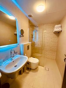 安曼Abdoun Place的一间带水槽、卫生间和镜子的浴室