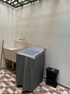 皮塔利托Casa quintas pitalito的一间带水槽和垃圾桶的浴室