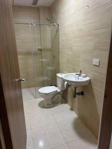 皮塔利托Casa quintas pitalito的浴室配有卫生间、盥洗盆和淋浴。