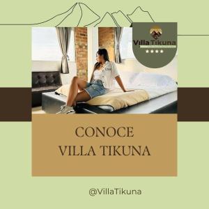 马里基塔Villa Tikuna的坐在酒店房间床上的女人