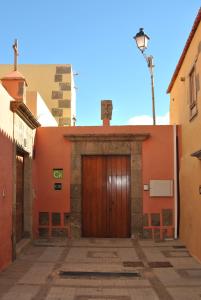 阿古伊梅斯埃尔格拉内罗乡村民宿的一条街道上带有木门的橙色建筑
