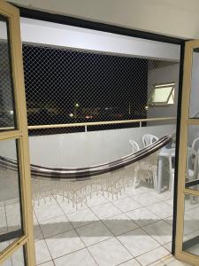 阿拉沙Apartamento até 8 pessoas Araxá Ótima localização的客房设有带桌椅的窗户。