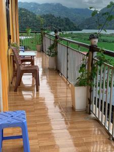 北市Pac Ngoi Village's homestay (Ba Be Lake)的设有一个配有桌椅并享有美景的阳台。