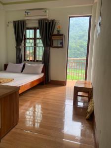 北市Pac Ngoi Village's homestay (Ba Be Lake)的一间卧室设有一张床和一个大窗户