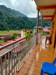 北市Pac Ngoi Village's homestay (Ba Be Lake)的山景阳台。