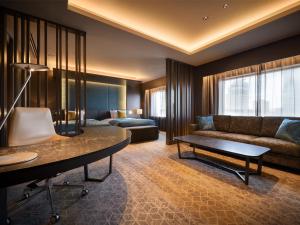 仙台仙台大都会酒店的客厅配有沙发和桌子