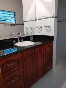 麦德林Casa Nogal 76的一间带水槽和镜子的浴室
