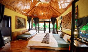 和平Duân Thảo homestay的一间卧室设有一张带木制天花板的大床
