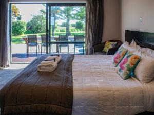 格雷默斯帕罗阿酒店的一间卧室设有一张大床,享有庭院的景色
