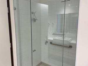 悉尼玛丽麦克罗普广场酒店的一间带玻璃淋浴间和水槽的浴室